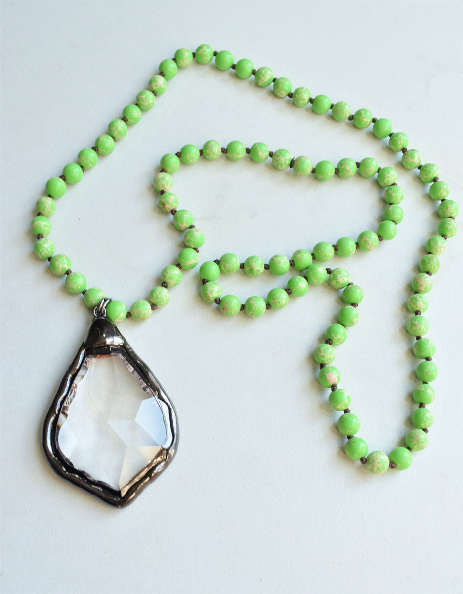 Necklace necklace of white and green glass beads and its round stone grapevine offers